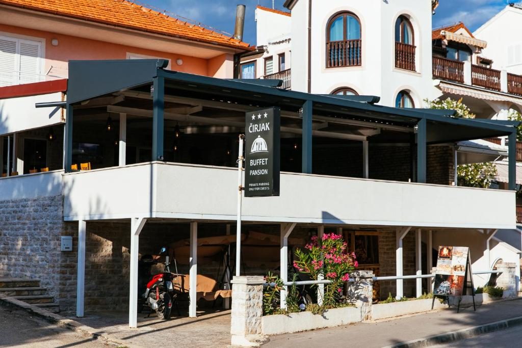 Pansion Čirjak — vanjski izgled s natkrivenom terasom i kamenim pročeljem